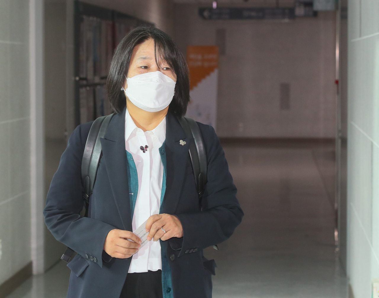 더불어민주당 윤미향 의원이 12일 국회 의원회관 사무실로 출근하고 있다. [연합]