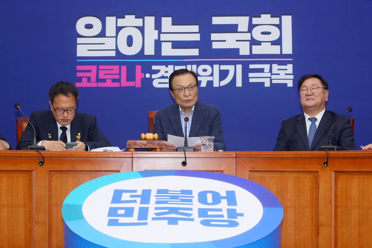 이해찬 더불어민주당 대표가 12일 국회에서 열린 최고위원회의에서 발언하고 있다. [연합]