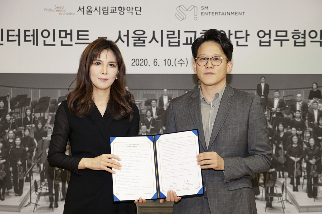 강은경 서울시향 대표이사(왼쪽)와 이성수 SM엔터테인먼트 대표이사 [서울시향 제공]