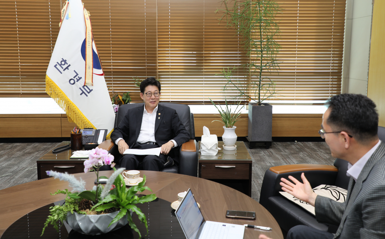 조명래 환경부 장관이 12일 정부세종청사 집무실에서 본지와 인터뷰를 하고 있다. [환경부 제공]