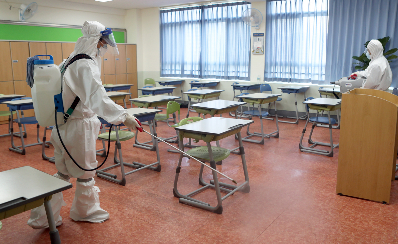 지난달 30일 부산 금정구 내성고에서 방역 요원들이 교실을 소독하고 있다. 이 학교 3학년 한 명이 지난달 29일 오후 심종 코로나바이러스 감염증(코로나19) 진단 검사에서 확진 판정을 받았다. [연합]