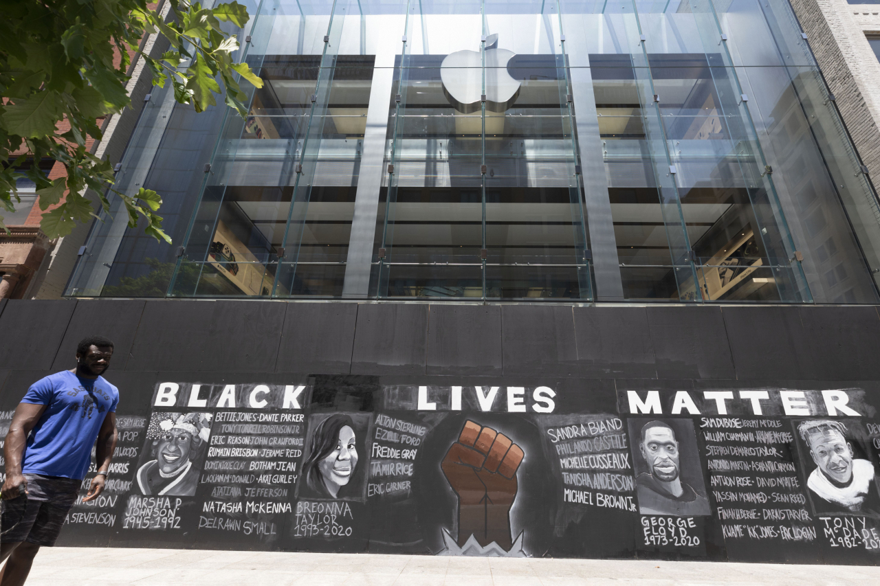 미국 보스턴의 애플 제품 판매점을 둘러싼 차단벽에 ‘흑인 생명도 소중하다(Black Lives Matter)’는 글귀와 함께 인종차별로 숨진 희생자들의 얼굴과 이름이 적혀 있다. [AP]