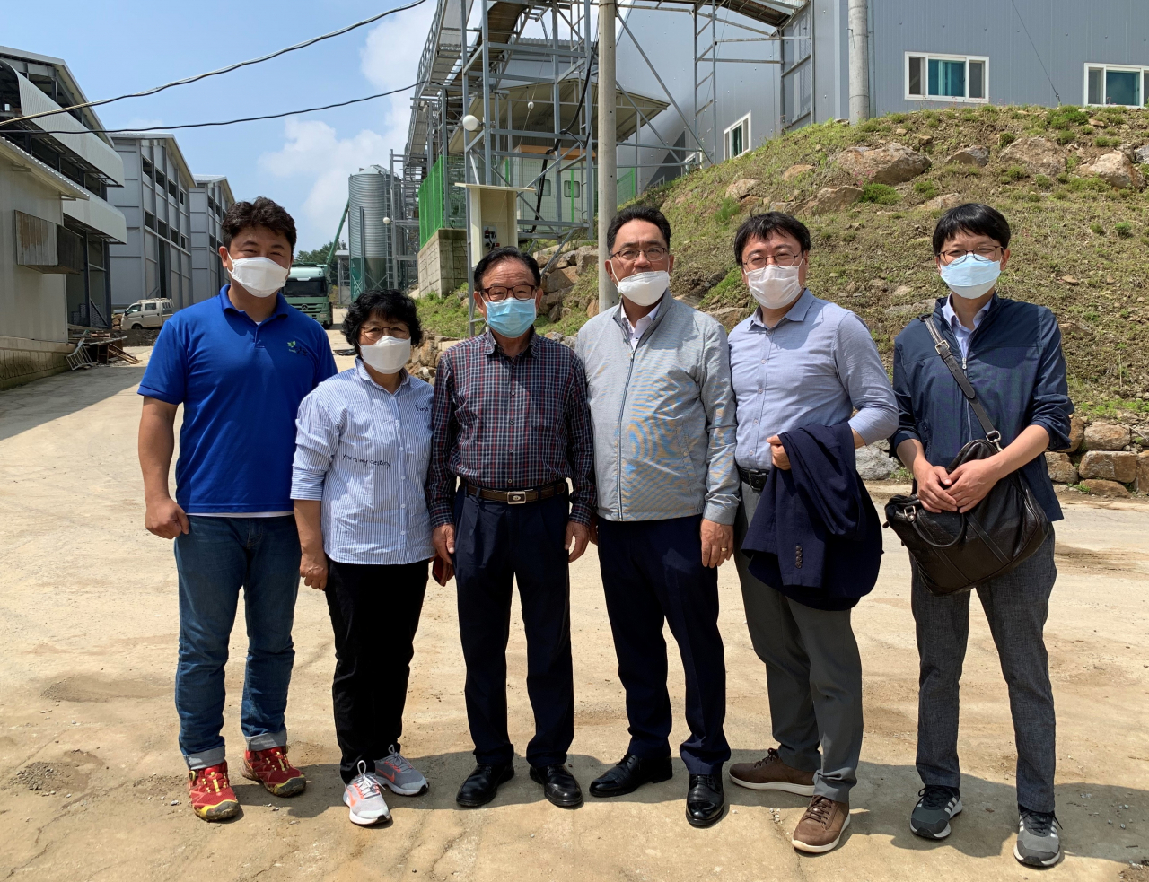 11일 경기도 안성시에 위치한 ‘텃골농장’에서 농협은행 농업·공공금융부문 지준섭 부행장(오른쪽에서 세 번째)과 간담회 참석자들이 기념촬영을 하고 있다. (왼쪽에서 첫 번째 텃골농장 우주석 대표, 오른쪽에서 두 번째 이훈 농업금융부장)