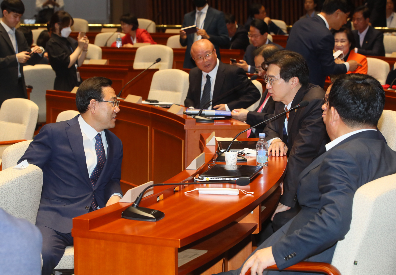 주호영 미래통합당 원내대표가 12일 국회에서 열린 의원총회에서 참석자들과 대화하고 있다. [연합]