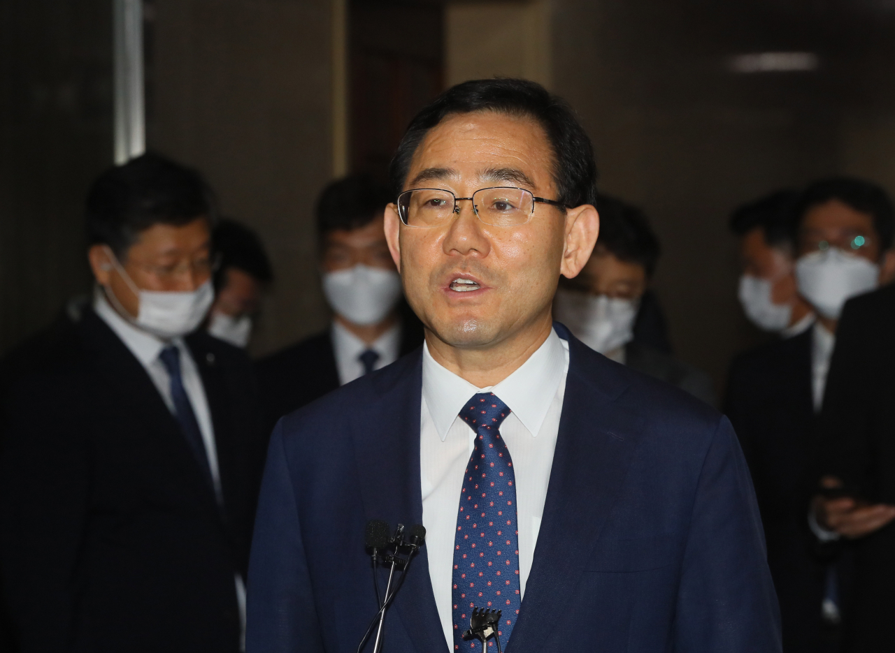 주호영 미래통합당 원내대표가 12일 국회 의장실 앞에서 박병석 국회의장과 면담 결과에 대해 설명하고 있다. [연합]