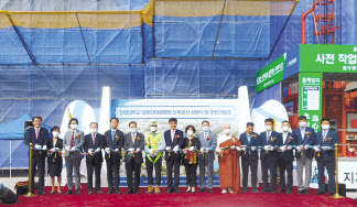 지난 10일 경남 창원시 의창구 사림동 한양대학교 한마음국제의료원 현장에서 개최한 상량식 사진. 왼쪽 다섯 번째부터 순서대로 현대건설 건축사업본부 김용식 본부장, 박성수 의료원장,현대건설 성양택 현장소장, 창원한마음병원 하충식 이사장, 최경화 의료원장. [현대건설 제공]
