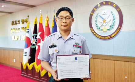 세계적 과학저널 ‘워터 리서치’에 논문이 등재된 합동군사대학교 최수영 소령. [육군 제공]