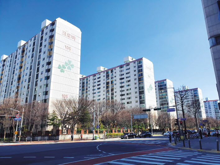 대전의 대장주로 꼽히는 둔산동 크로바. 대전시청 인근 지역의 아파트값이 상승하면서, 서울 등 외지인들이 둔산동 인근 송강동 등에 아파트 매수에 나서고 있다. [헤럴드경제DB]