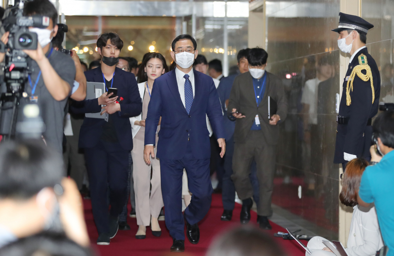 주호영 미래통합당 원내대표가 12일 서울 여의도 국회의장실로 들어서고 있다. [연합]