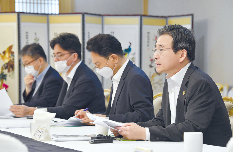 김용범 기획재정부 차관이 12일 서울 광화문 정부서울청사에서 열린 ‘혁신성장 전략점검회의 겸 정책점검회의’를 주재하며 모두발언을 하고 있다. 그는 이 자리서 “코로나19 재확산 가능성, 미·중 갈등을 비롯한 위험요인에 수출 여건은 여전히 엄중하다”며 “대출 만기 연장, 긴급경영안정 자금 대출 등 수출기업의 긴급 자금 수요 지원을 추진하겠다”고 밝혔다. [기획재정부 제공]