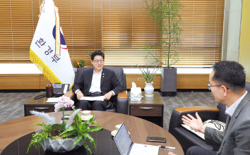 조명래 환경부 장관이 12일 정부세종청사 집무실에서 본지와 인터뷰를 하고 있다. [환경부 제공]