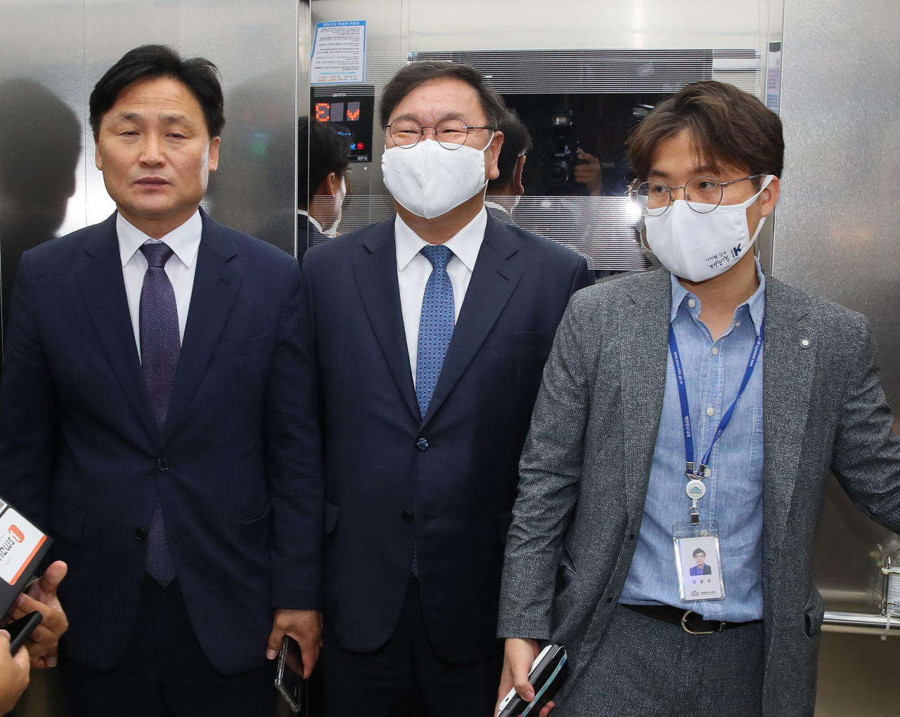 김태년 더불어민주당 원내대표(가운데), 김영진 원내총괄수석부대표(왼쪽)가 12일 국회 의장실에서 의장과 여야 원내단 회동에 참석했다 나와 엘리베이터를 타고 있다. [연합]
