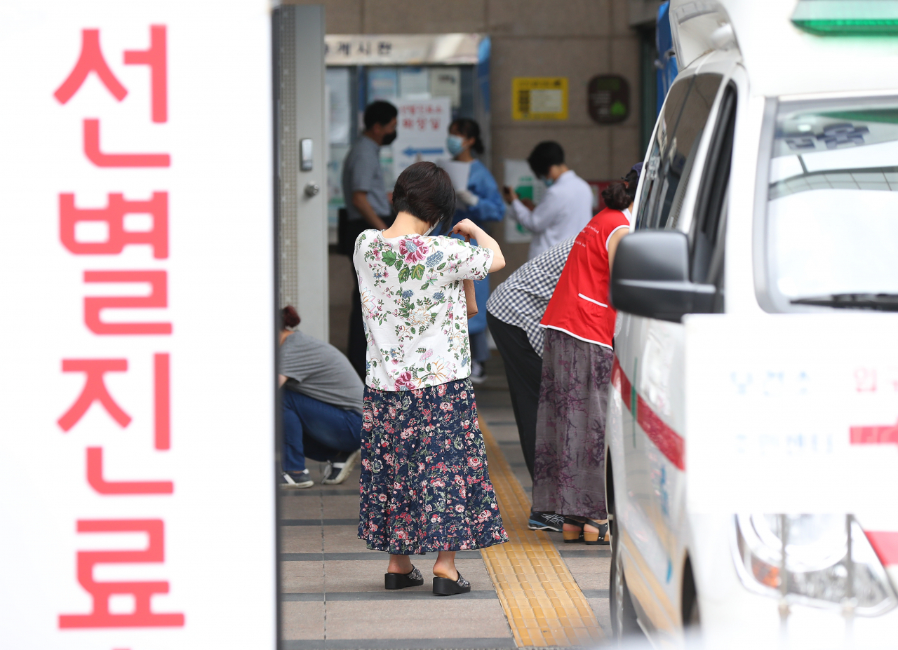 서울 도봉구 성심데이케어센터에서 신종 코로나바이러스 감염증(코로나19) 집단 발병이 발생한 가운데 12일 도봉구 보건소 선별진료소를 찾은 시민들이 검사를 받기 위해 대기하고 있다. [연합]
