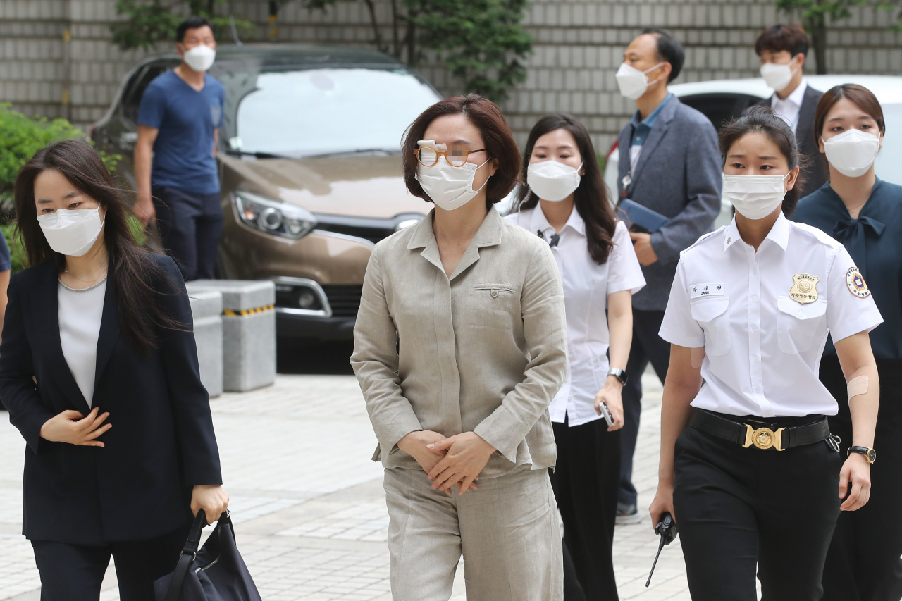 자녀 입시비리·사모펀드 관련 혐의를 받는 정경짐 동양대 교수가 12일 오전 서울 서초구 중앙지법에서 열린 속행 공판에 출석하고 있다. [연합]