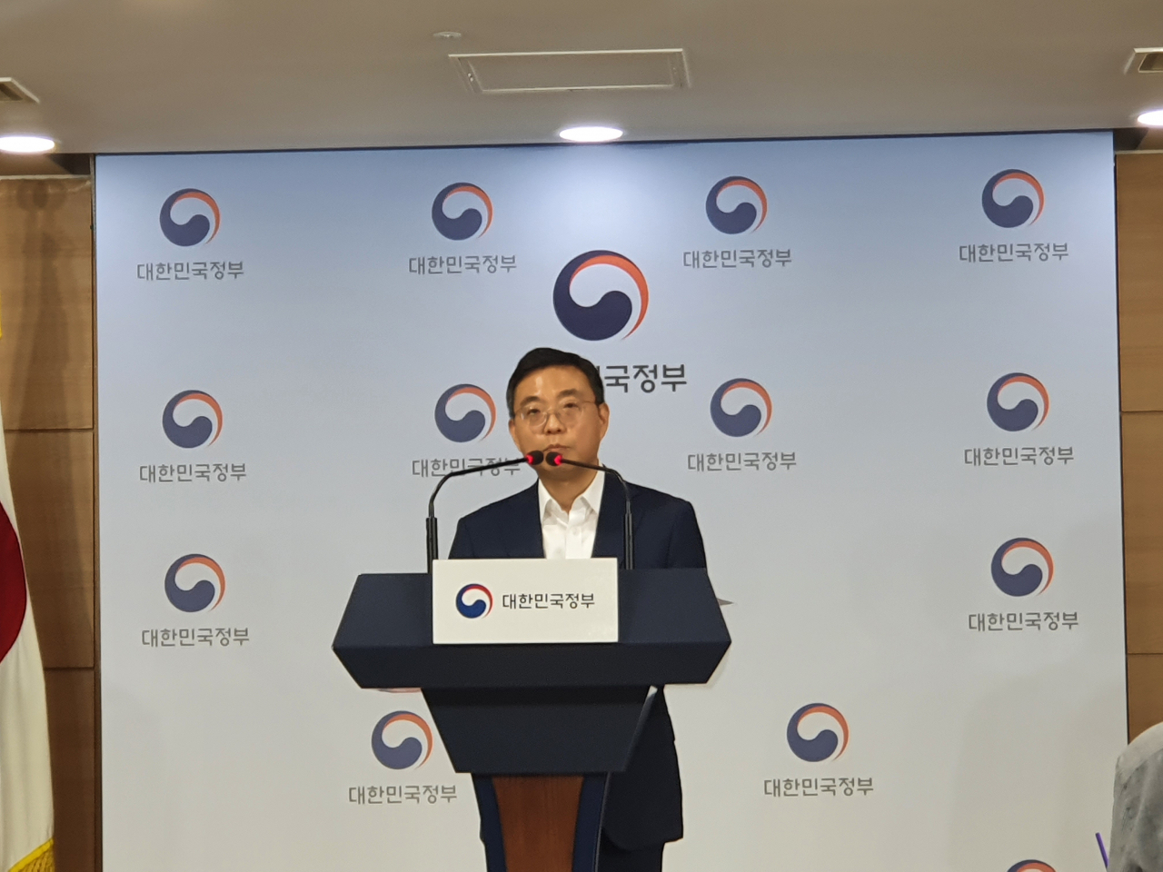 이태희 과학기술정보통신부 네트워크정책실장이 12일 서울 광화문 정부청사에서 SK텔레콤 2G서비스 종료 승인에 대해 브리핑하고 있다. [김민지 기자]