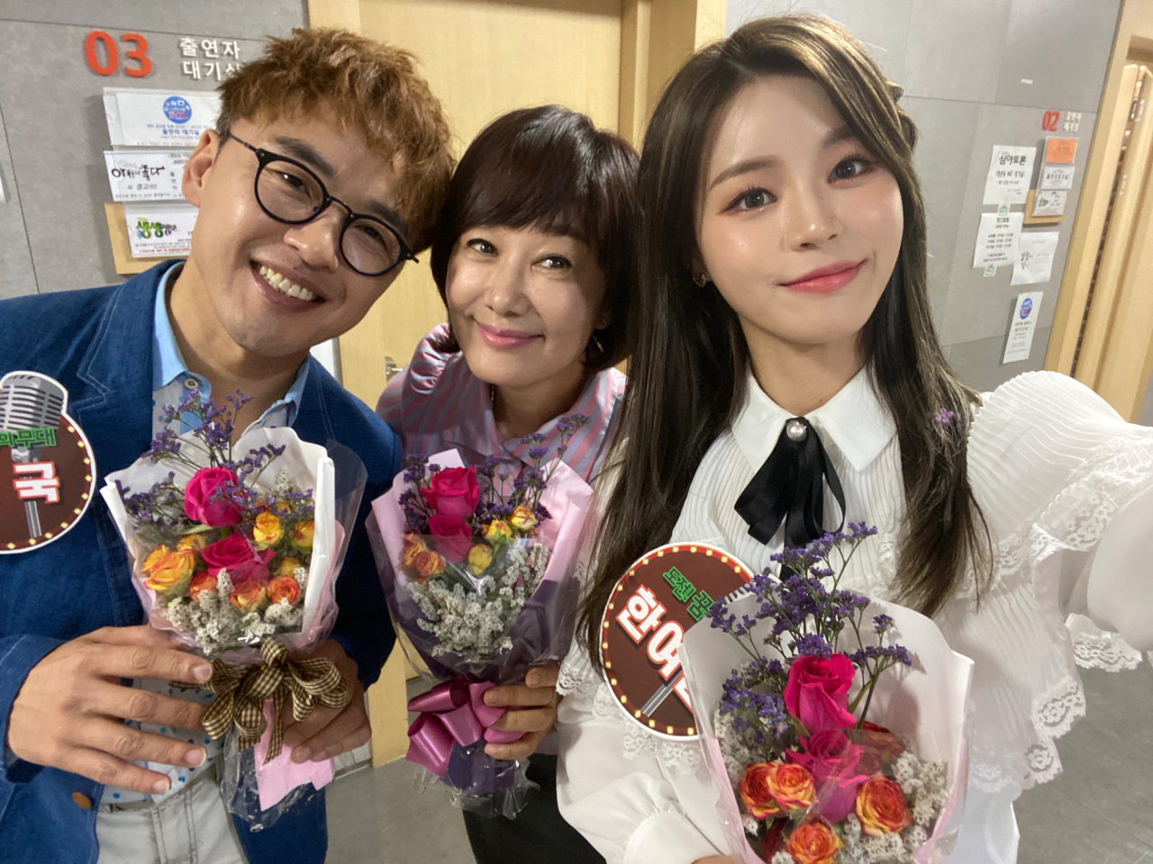 '플라워 버킷 챌린지'에 참여한 성국, 김혜영, 한여름 [톱스타엔터테인먼트 제공]