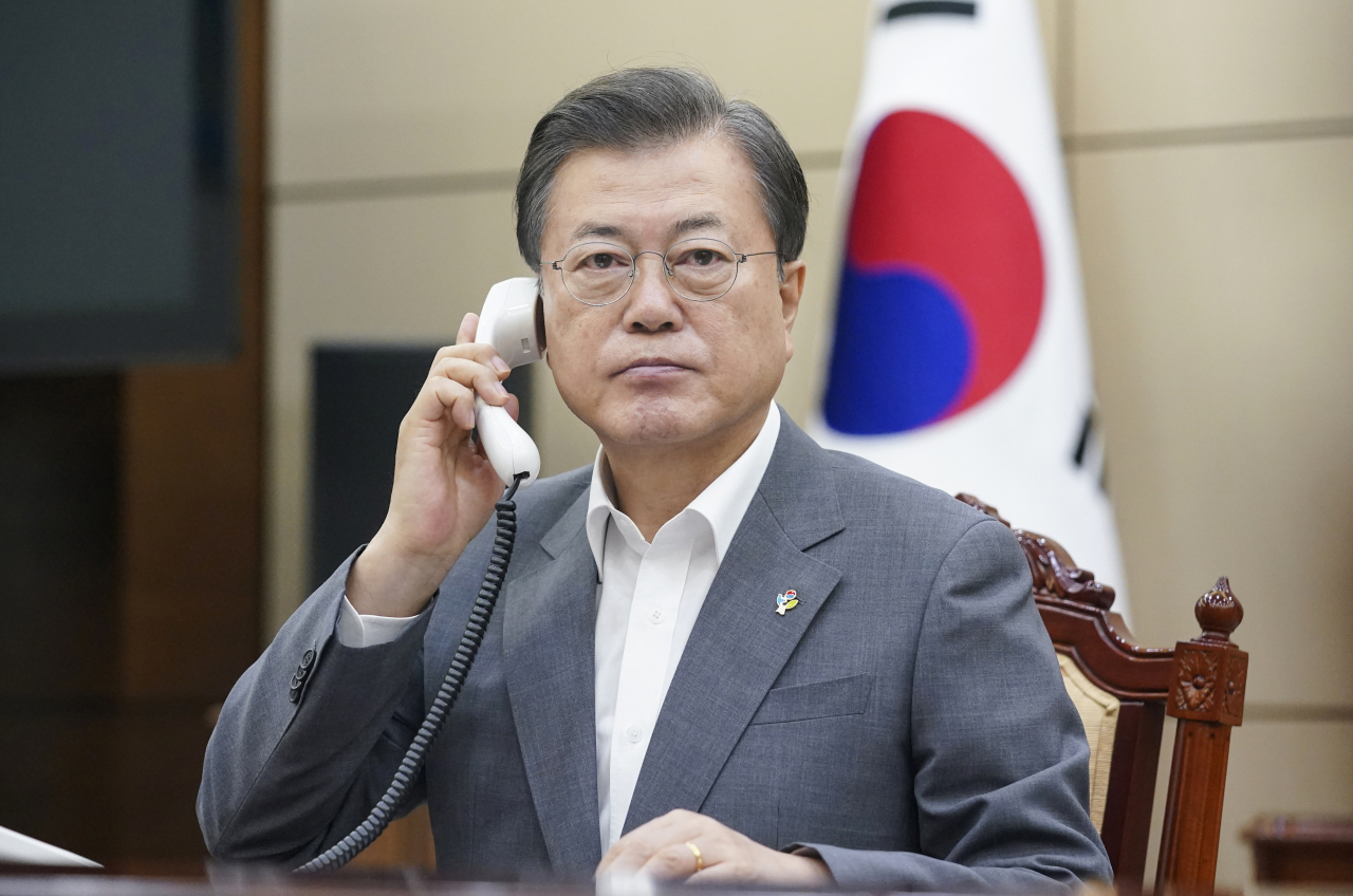 문재인 대통령이 12일 오전 청와대 여민관에서 후안 오를란도 에르난데스 온두라스 대통령과 통화하고 있다. [연합]