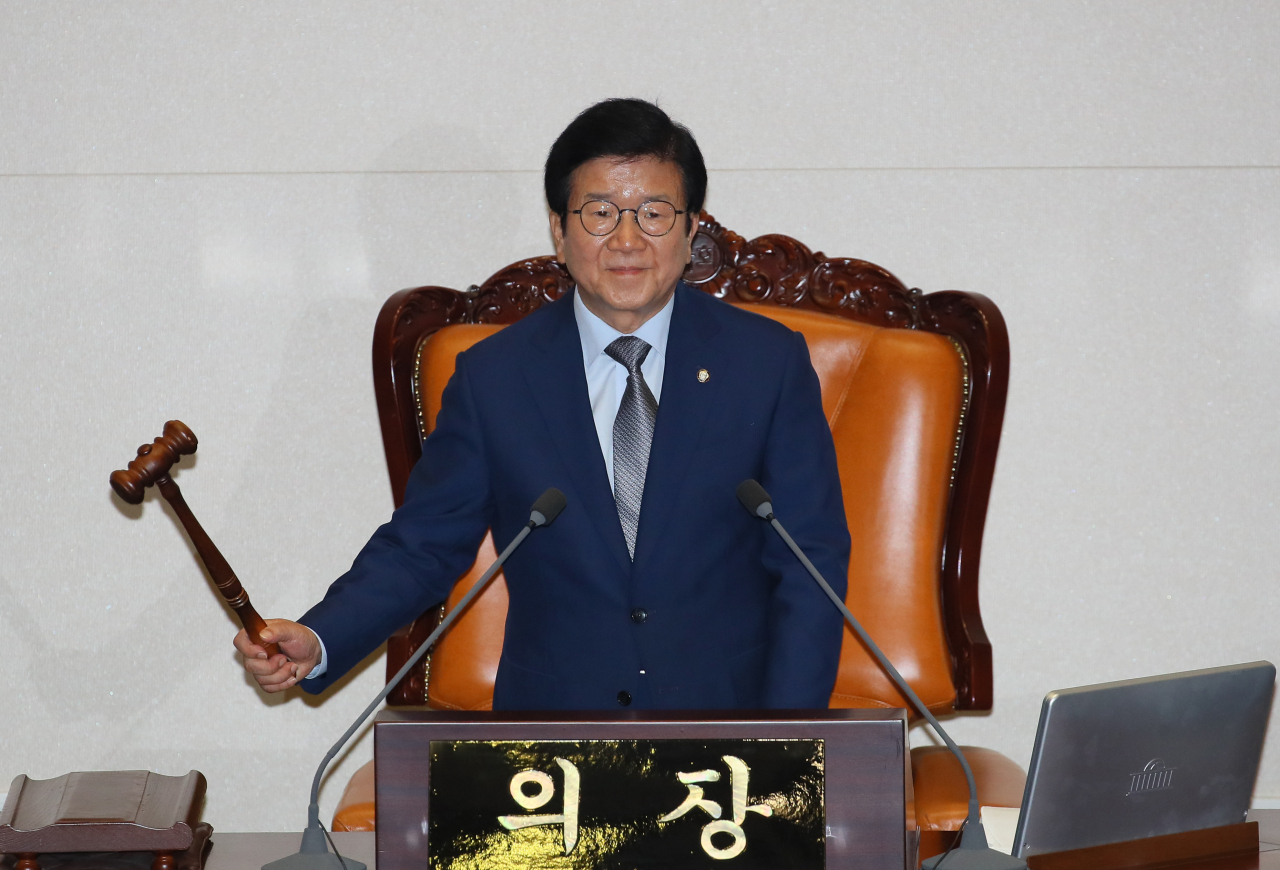박병석 국회의장이 12일 국회 본회의장에서 본회의를 개의하고 있다. [연합]