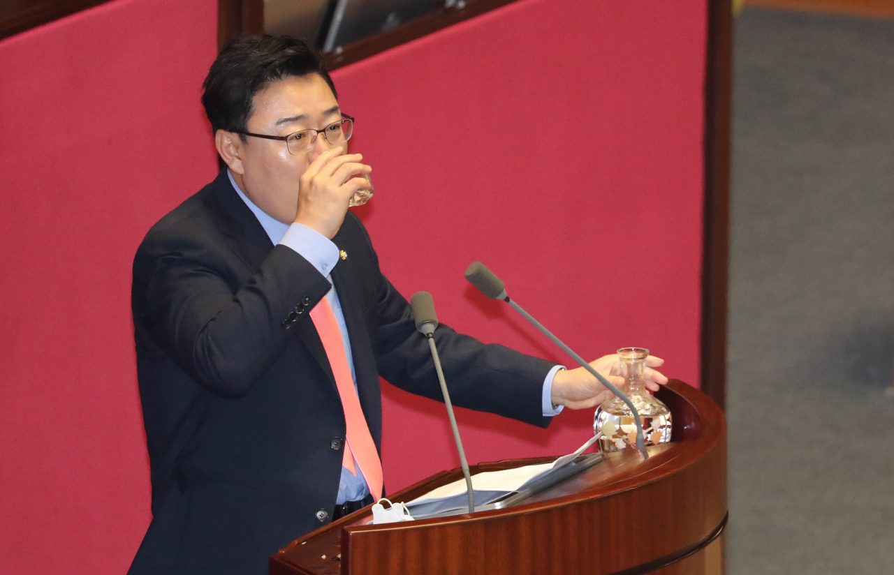 김성원 미래통합당 원내수석부대표가 12일 국회 본회의에서 의사진행발언을 하던 중 물을 마시고 있다. [연합]
