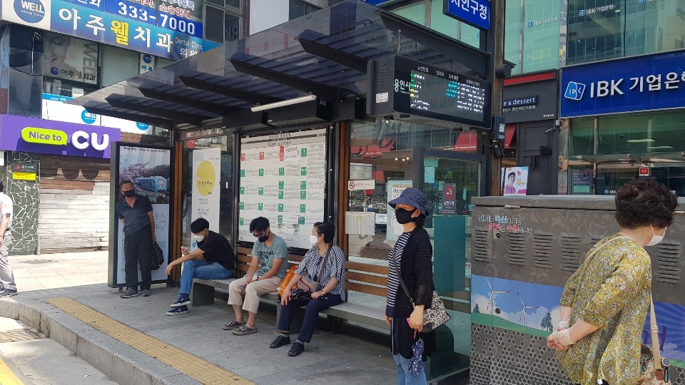 용인 처인구는 버스정류장 부스에 송풍기를 설치했다. [용인시 제공]