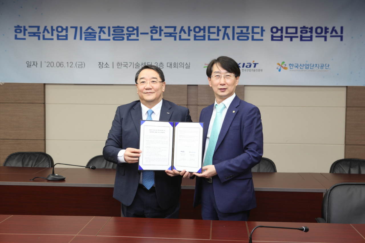 삭영철(왼쪽)한국산업기술진흥원장과 김정환 한국산업단지공단 이사장이 12일 '산업단지 입주기업 규제 애로 해소 및 기술 경쟁력 강화를 위한 업무협약'을 체결한 후 기념촬영을 하고 있다.[한국산업기술진흥원 제공]