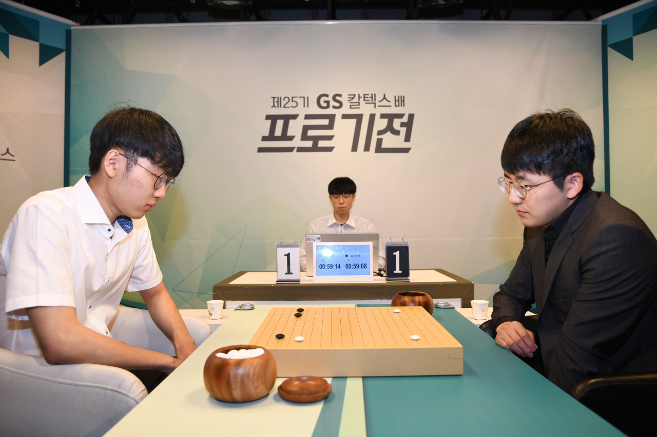 신진서(왼쪽) 9단이 김지석 9단과의 결승 5번기에서 3연승으로 우승하며 대회 3연패를 달성했다.