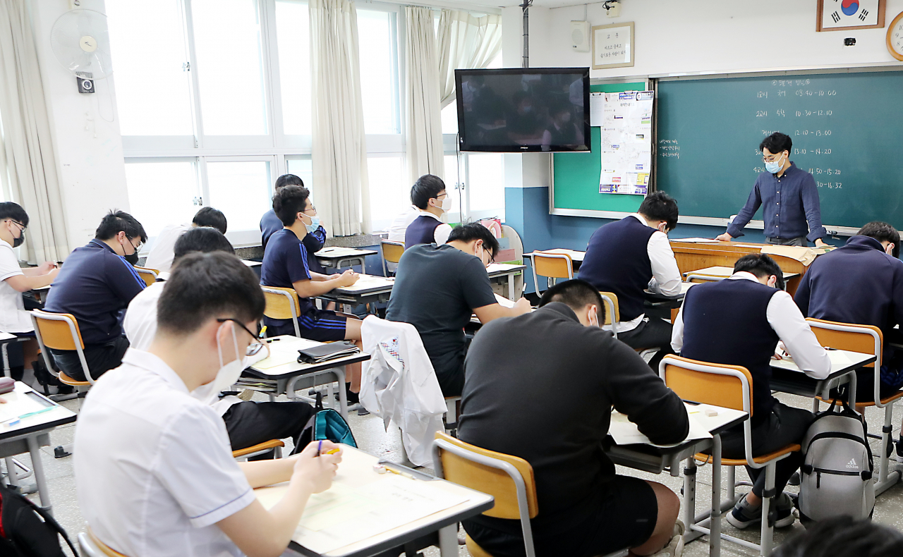 지난 달 21일 오전 부산진고등학교에서 3학년 학생들이 대학수학능력시험 모의평가인 '전국연합학력평가'를 치르고 있다. [연합]