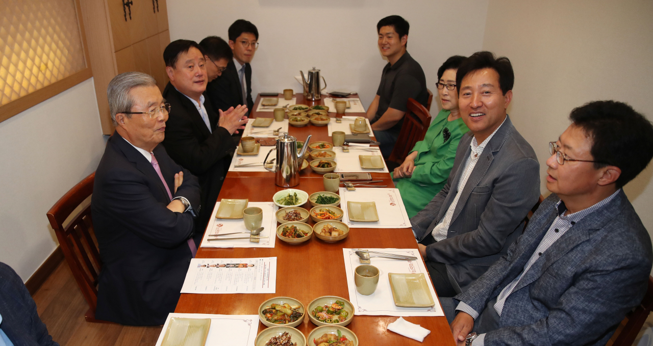 김종인 미래통합당 비상대책위원장이 11일 오후 서울 영등포구 여의도의 한 식당에서 서울 동북부지역 원외 당협위원장들과 오찬을 하고 있다. [연합]