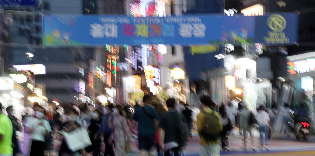지난 12일 밤 불금을 맞은 홍대 거리. 정부 이날 코로나19 수도권 방역강화 조치를 무기한 연장하기로 했다. [연합]