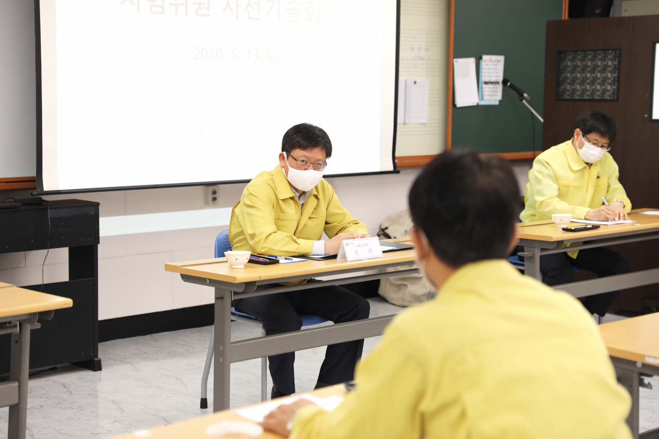 임서정 고용노동부 차관이 13일 2020년 1회 및 2회 기사·산업기사·서비스 통합 필기시험이 치러지는 서울 대왕중학교를 방문해 코로나19 방역 조치상황을 점검하고 있다. 임 차관은 “철저한 감염병 예방조치로 수험생들이 안심할 수 있는 상황에서 국가기술자격 검정 시험을 치를 수 있게 했다”며 “국민의 생업 활동을 지원하고 취준생의 취업 준비에 차질이 없도록 노력하겠다”고 말했다. [고용노동부 제공]