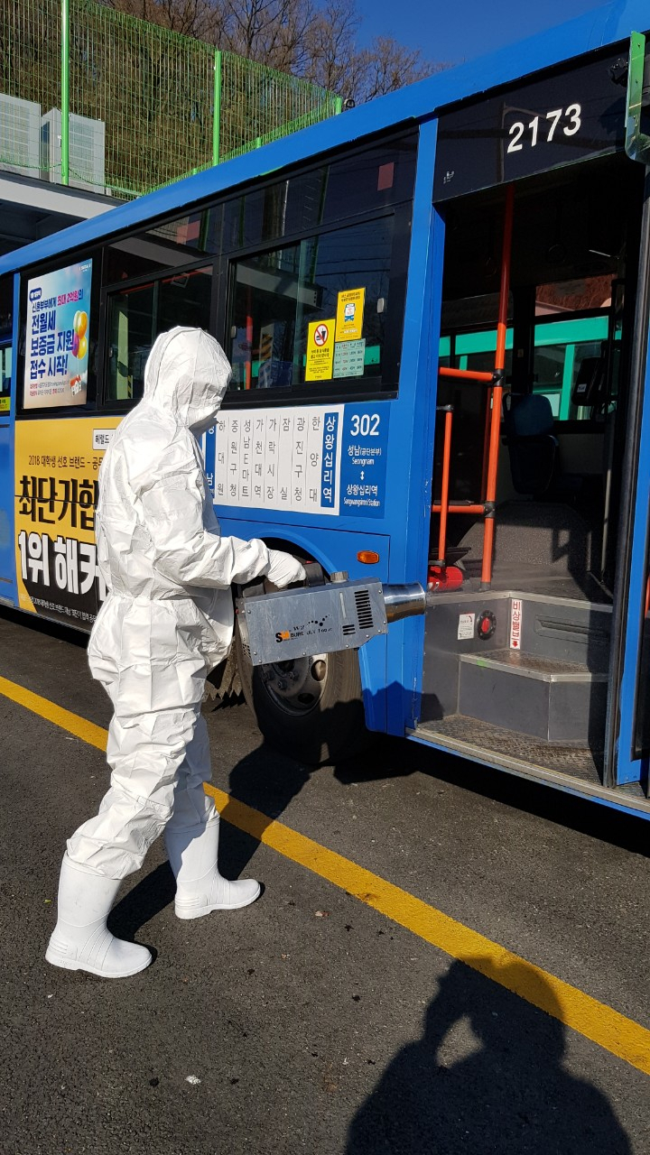 방역당국 관계자들이 지난 2월 23일 신종 코로나바이러스 감염증(코로나19) 확진자가 탑승한 302번 서울 시내버스를 방역하고 있다. [성남시 제공]