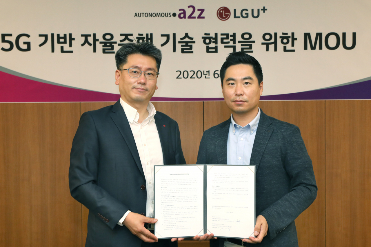 LG유플러스가 오토노머스에이투지와 자율주행 서비스 실증 사업을 위한 업무협약(MOU)를 체결한다고 14일 밝혔다. 사진은 LG유플러스 모빌리티사업담당 강종오 상무(왼쪽) 와 한지형 오토노머스에이투지 대표(오른쪽)가 세종시 자율주행 실증 사업에 대한 업무협약을 맺는 모습. [LG유플러스 제공]