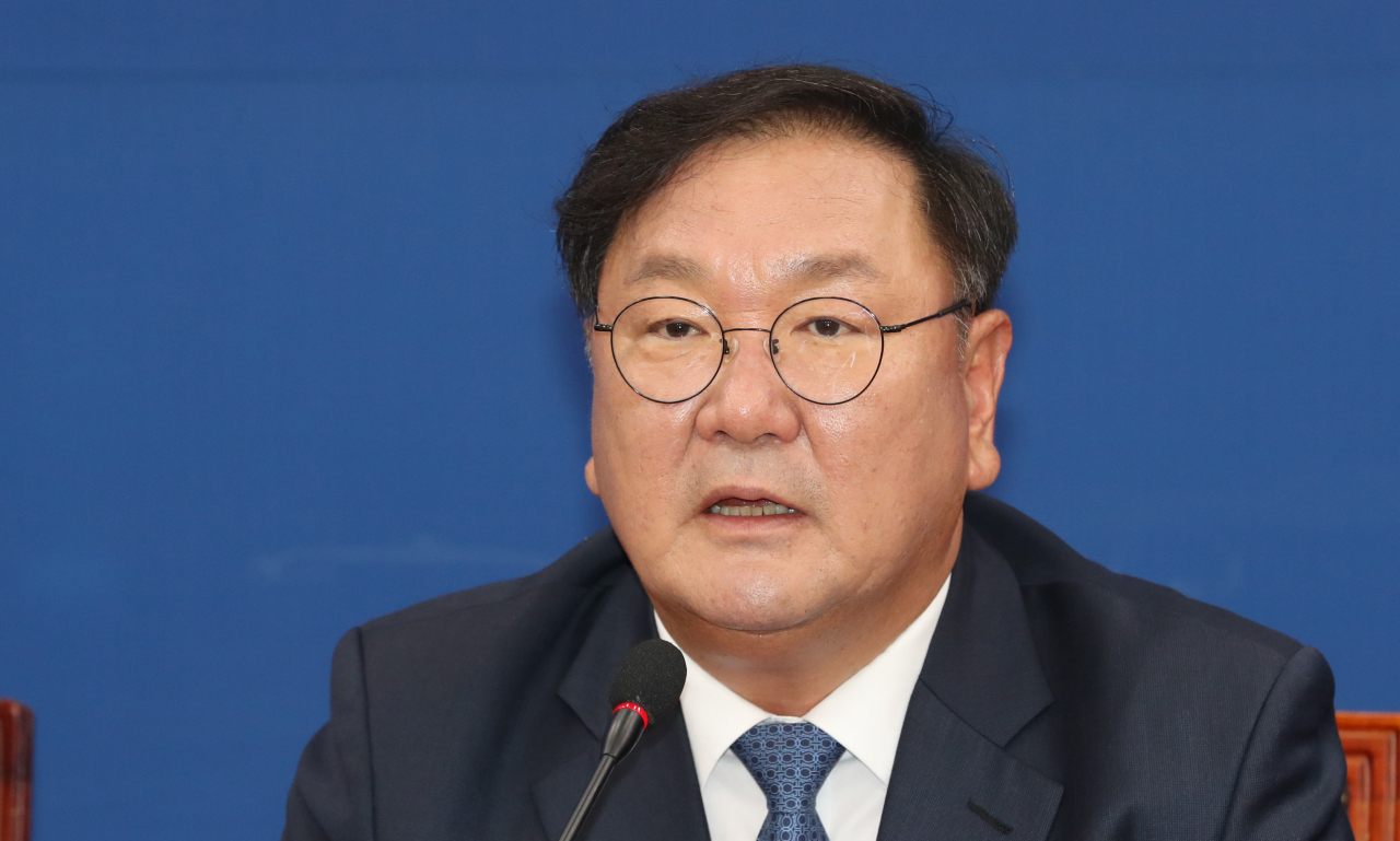 더불어민주당 김태년 원내대표가 14일 오후 서울 여의도 국회에서 열린 기자간담회에서 질문에 답하고 있다. 연합뉴스