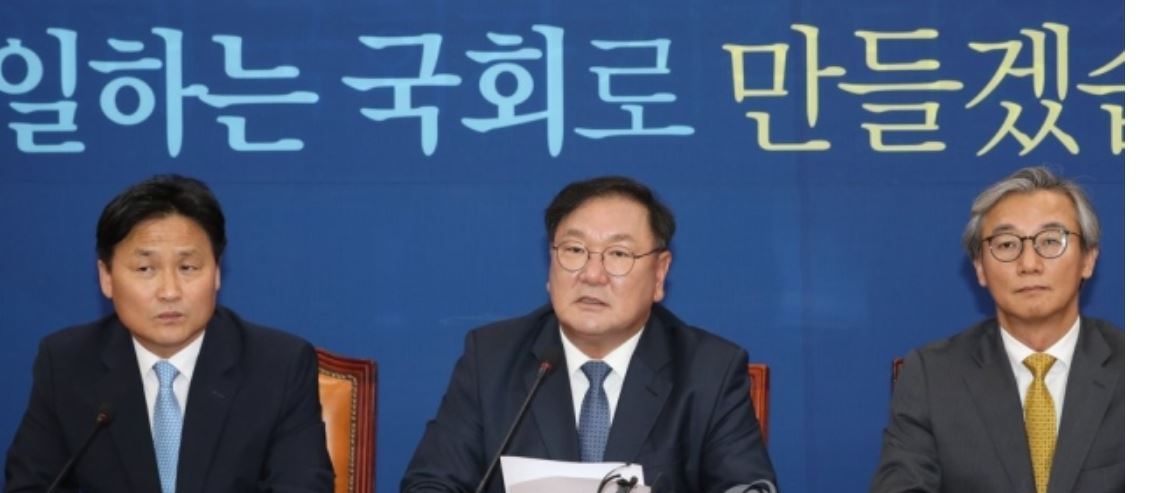 더불어민주당 김태년 원내대표가 14일 오후 서울 여의도 국회에서 열린 기자간담회에서 질문에 답하고 있다. [연합뉴스]