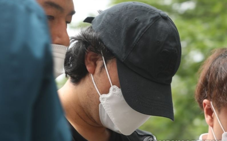 조사실 향하는 창녕 아동학대 계부. [연합뉴스]
