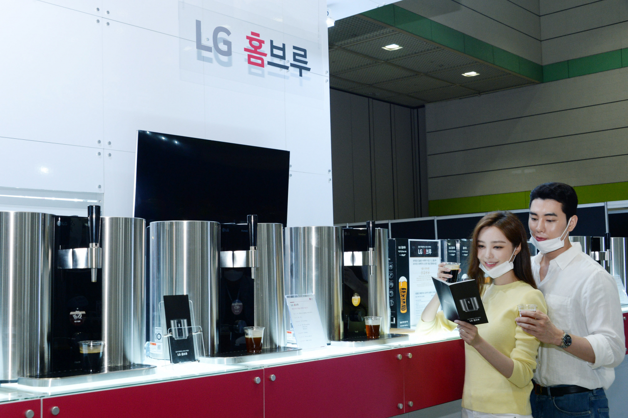 LG전자가 ‘2020 서울국제주류박람회’에 참가해 ‘LG 홈브루’로 만든 프리미엄 수제맥주를 선보였다. [LG전자 제공]