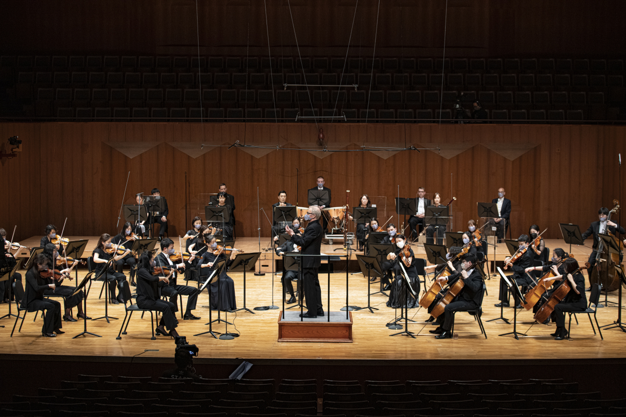 SPO director Osmo Vanska leads the orchestra during a livestreamed concert Friday at the Seoul Arts Center in southern Seoul. (SPO)