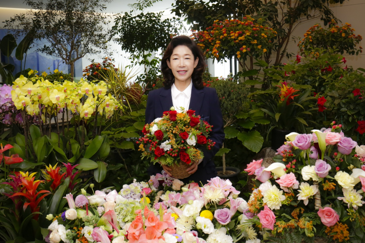 이어룡 대신금융그룹 회장이 ‘플라워 버킷 챌린지’에 동참했다. [대신금융그룹 제공]