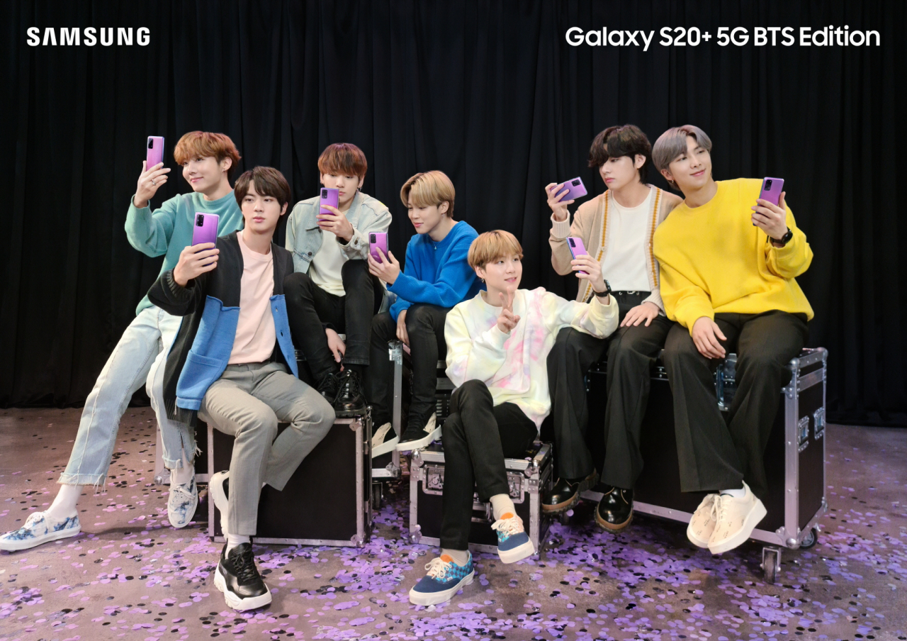 갤럭시S20+ BTS 에디션을 들고 있는 방탄소년단(BTS) 멤버들.[삼성전자 제공]