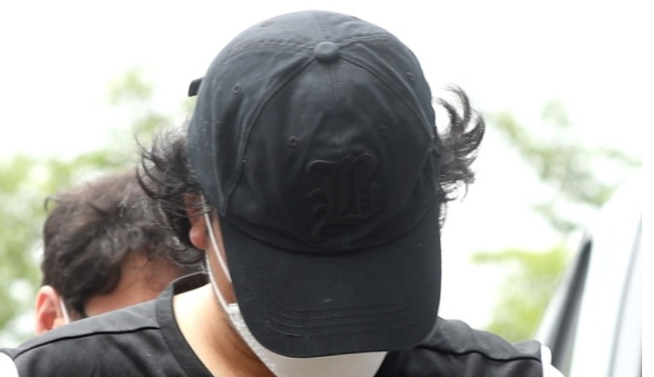 ‘창녕 아동학대 소녀’의 계부가 지난 13일 오전 경남 창녕경찰서 별관 조사실로 이동하고 있다.[연합]