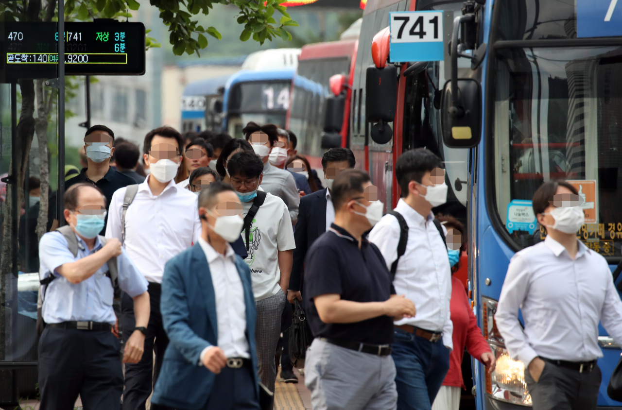 수도권에 집중된 신종 코로나바이러스 감염증(코로나19) 집단발병이 'n차 감염'의 고리를 타고 빠르게 확산하는 가운데 신규 확진자 중 치명률이 높은 60세 이상 고령층의 비율이 급증해 방역 및 환자 관리에 비상등이 켜졌다. 여기에다 감염경로가 명확하지 않은 이른바 '깜깜이 환자'도 갈수록 늘어나는 추세여서 방역당국으로서는 그야말로 '3중고'를 겪고 있다. 15일 서울 중구의 한 버스 정류장에서 마스크를 쓴 시민들이 출근을 서두르고 있다. 연합뉴스