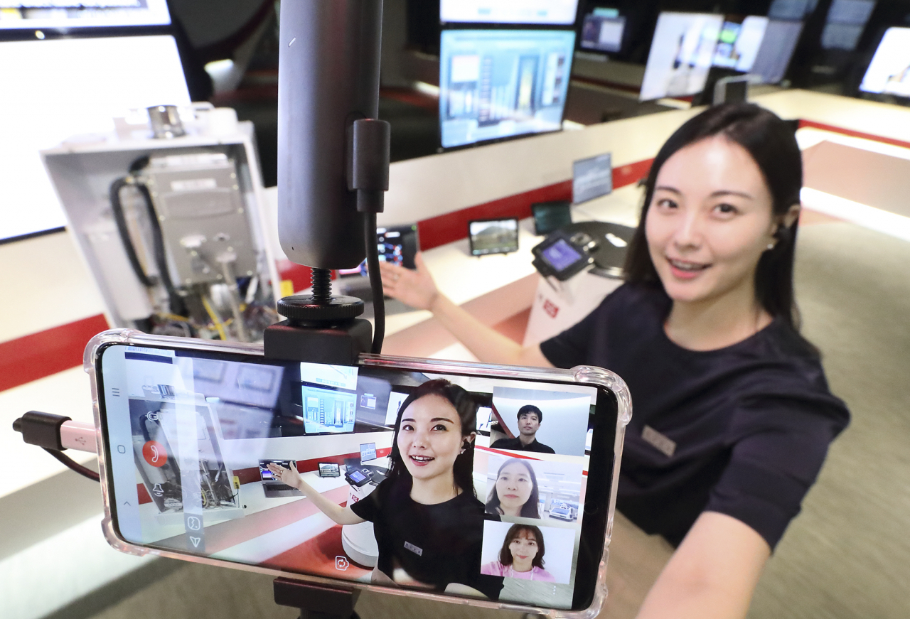 KT 퓨처온의 도슨트가 언택트 R&D 전시 투어 참가자에게 리얼360으로 KT 인공지능 기술에 대해 설명하고 있다. [KT 제공]