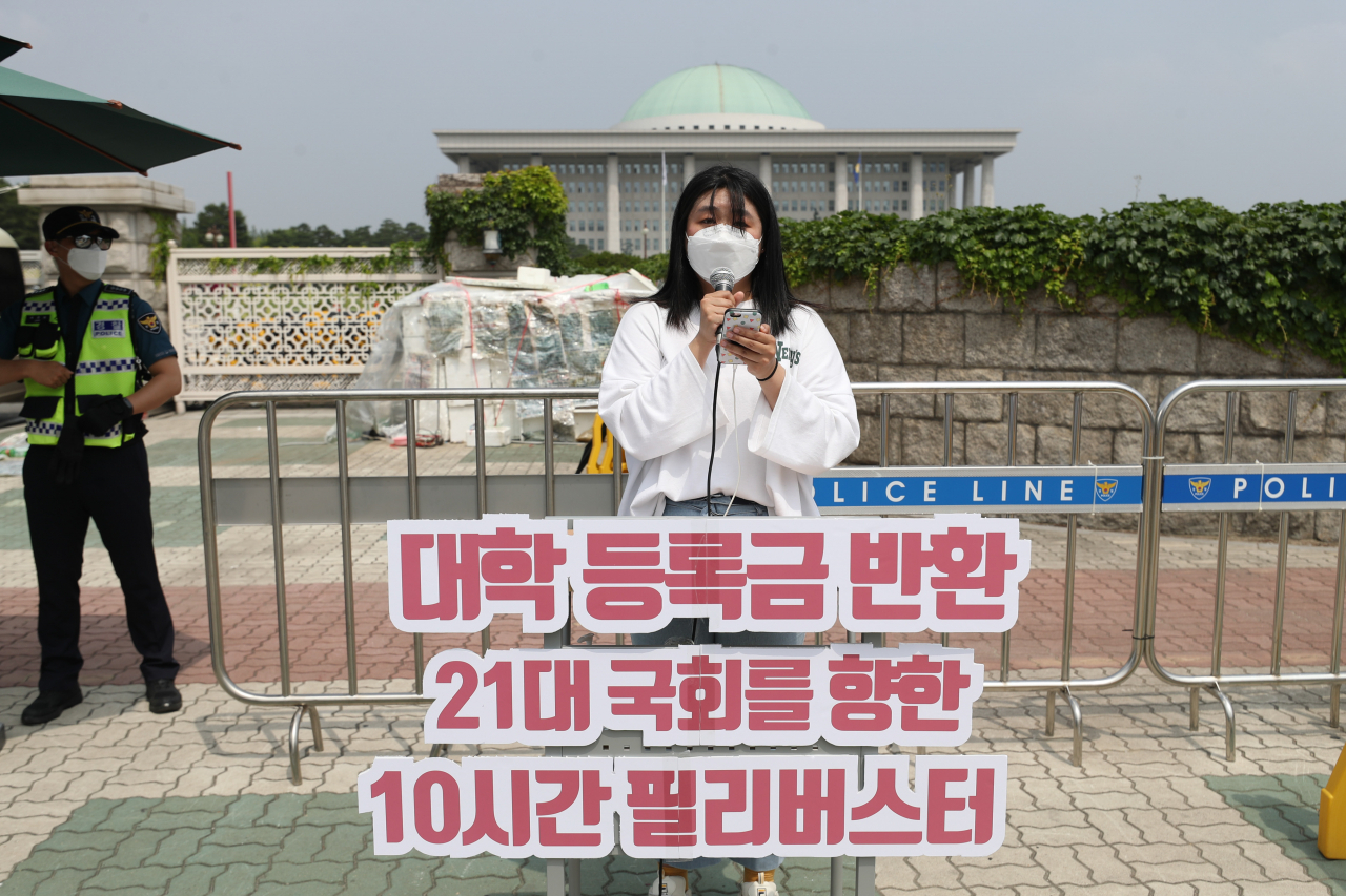 지난 5일 서울 여의도 국회 앞에서 열린 대학 등록금 반환, 21대 국회를 향한 10시간 필리버스터에서 한 참가자가 대학등록금 반환을 촉구하며 발언하고 있다. [연합]
