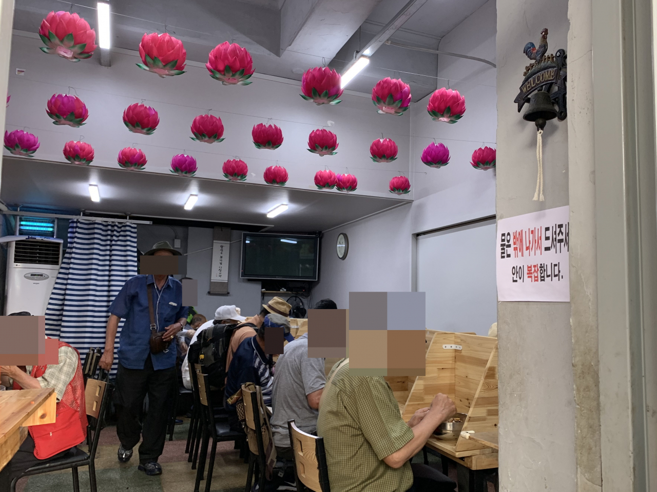 지난 12일 낮 12시30분께 서울 종로구 낙원동의 한 무료 급식소에서 식사를 하고 있는 사람들 .신주희 기자/joohee@heraldcorp.com