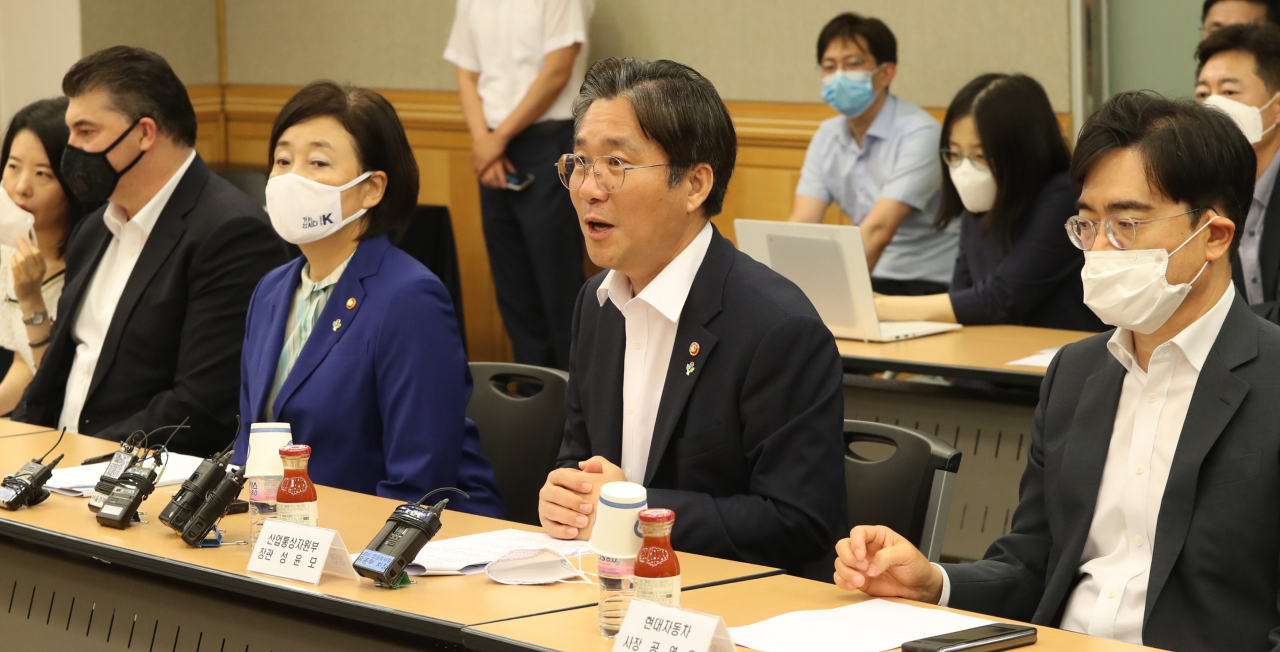 성윤모(앞줄 오른쪽 두번째) 산업통상자원부 장관이 지난 11일 서초구 한국자동차산업협회에서 열린 '자동차 부품업계 지원을 위한 상생특별보증 업무협약'에서 모두발언을 하고 있다. [연합]