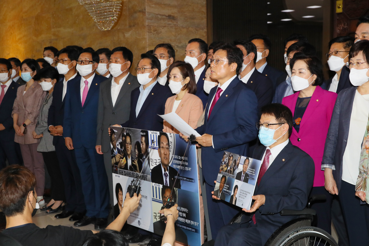 미래통합당 초선의원들이 15일 국회에서 기자회견을 열고 원 구성 협상과 관련한 입장을 밝히고 있다. [연합]