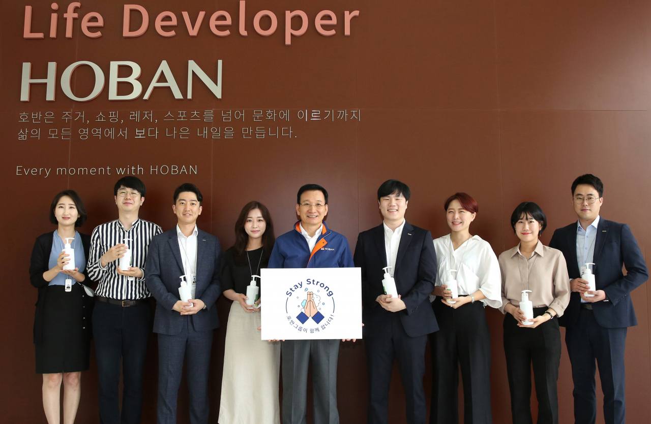 호반그룹 김상열 회장(사진 가운데)의 스테이 스트롱 참여 사진, [호반그룹 제공]