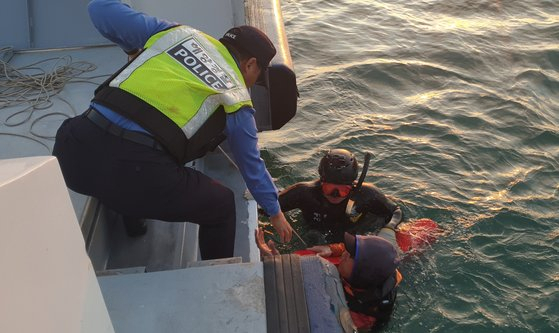 지난해 10월 18일 충남 태안군 근흥면 신진도리 인근 갯바위에 고립된 낚시객을 해경이 구조하고 있다. [해양경찰청 제공]