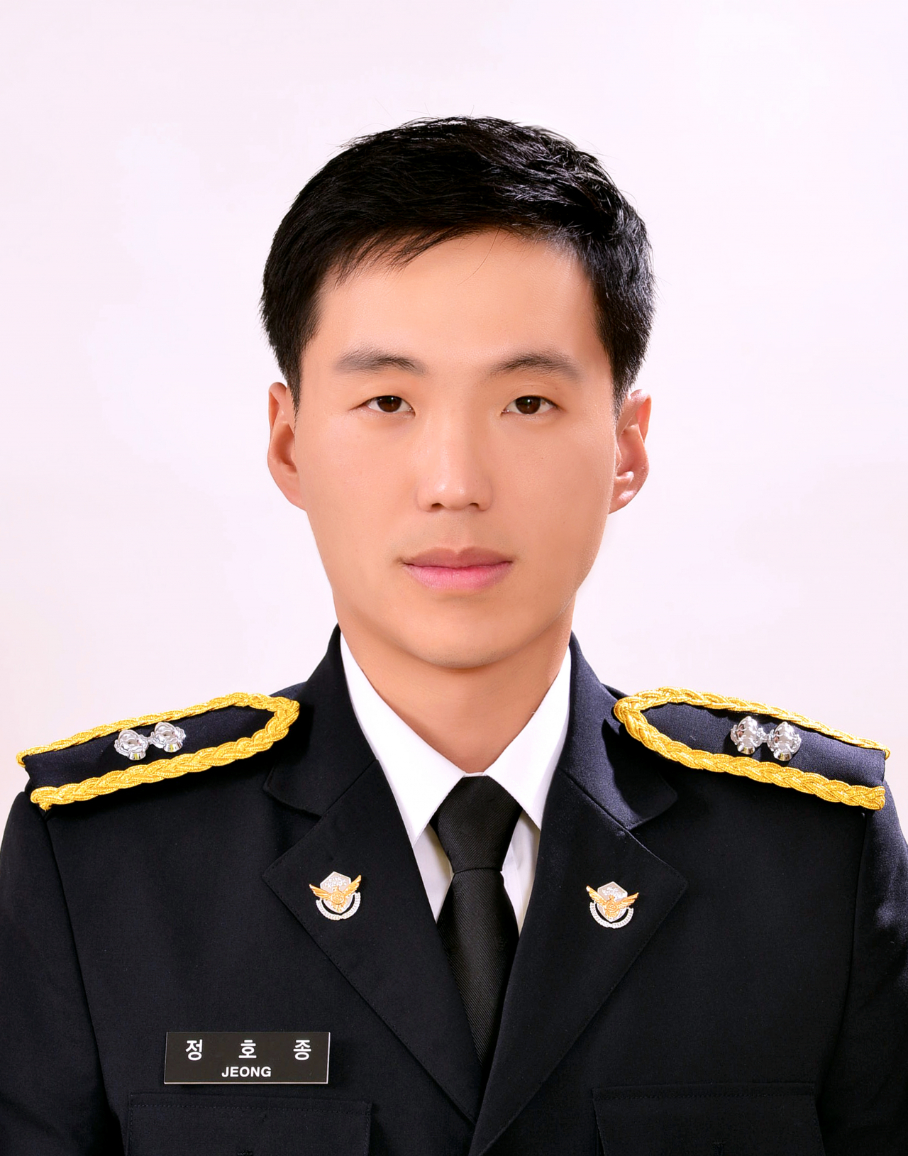 해상 동굴에 고립된 다이버 2명을 구조하다 파도에 휩쓸려 순직한 故 정호종(34) 경장. [LG복지재단 제공]