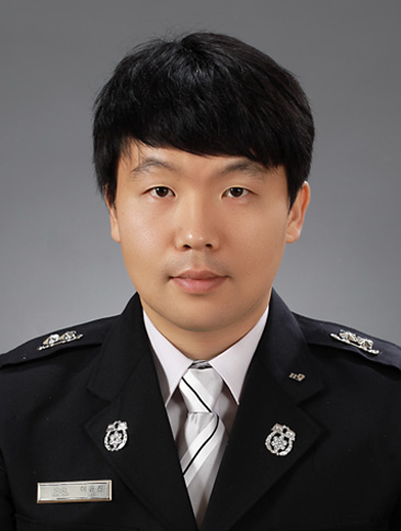터널 속에서 의식 잃은 운전자의 차량을 온 몸으로 막아 세운 이윤진(35) 소방교. [LG복지재단 제공]